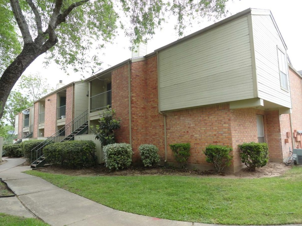 Mill Creek Apartments in Wharton, TX - Building Photo