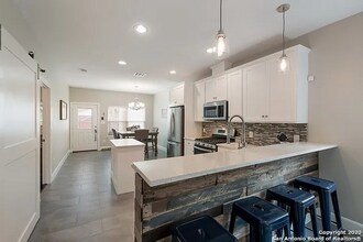 626 W Lullwood Ave in San Antonio, TX - Building Photo - Building Photo