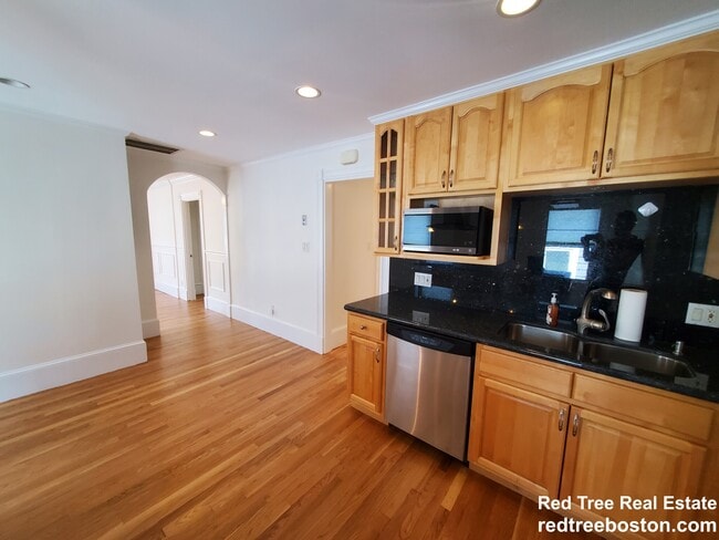 8 White Ave, Unit 3 in Chestnut Hill, MA - Building Photo - Building Photo