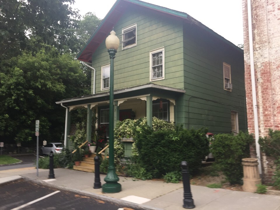 44 Wright Ave in Mahopac, NY - Foto de edificio
