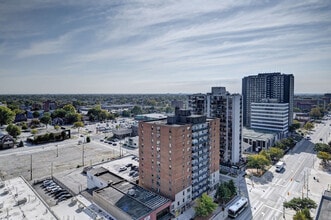 Ouellette Tower in Windsor, ON - Foto de edificio - Building Photo