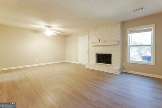 8071 Creekstone Way in Riverdale, GA - Building Photo - Building Photo