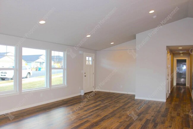 974 NW Oak Ave in Redmond, OR - Building Photo - Building Photo