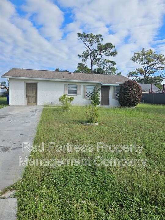 121 Stetson St in Lehigh Acres, FL - Foto de edificio