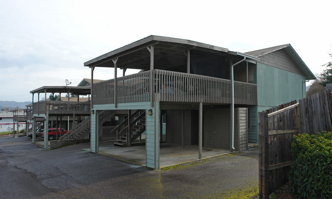 2951-2965 W Lorraine Ave in Roseburg, OR - Building Photo - Building Photo