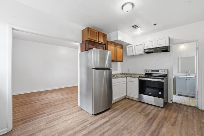 1071-1073 Laurel Ln NW