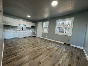 2404 N 7th St in Bismarck, ND - Foto de edificio - Building Photo