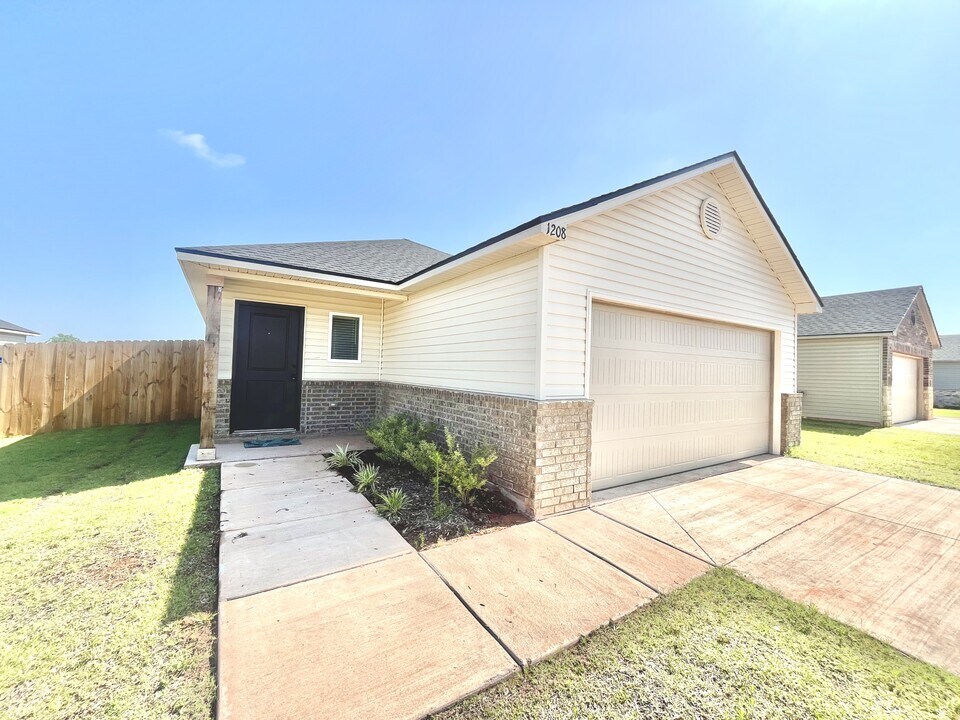 1208 Clydesdale Dr in Guthrie, OK - Building Photo