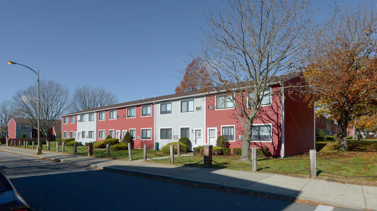 Bedford Towers Townhouses in New Bedford, MA - Building Photo