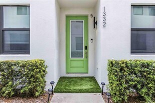 1332 W Gray St in Tampa, FL - Building Photo