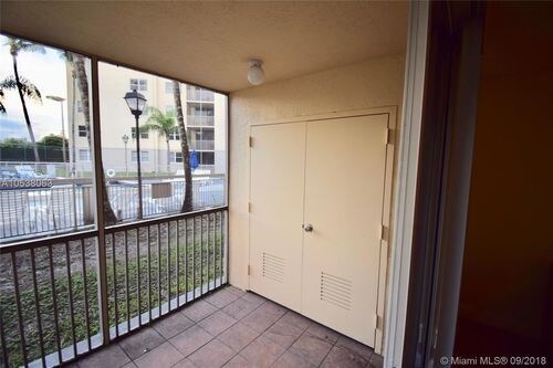 8215 Lake Dr-Unit -104 in Doral, FL - Foto de edificio - Building Photo