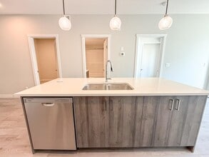 700 Shawnee Sq SW in Calgary, AB - Building Photo - Building Photo