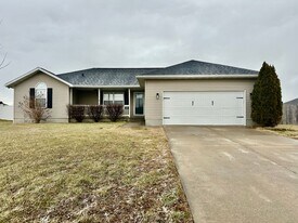 705 Woodlawn St in Marshfield, MO - Building Photo