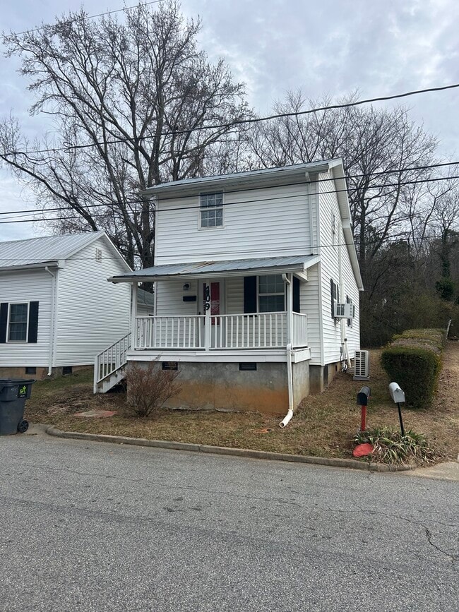 409 Brook Ave in South Hill, VA - Building Photo - Building Photo