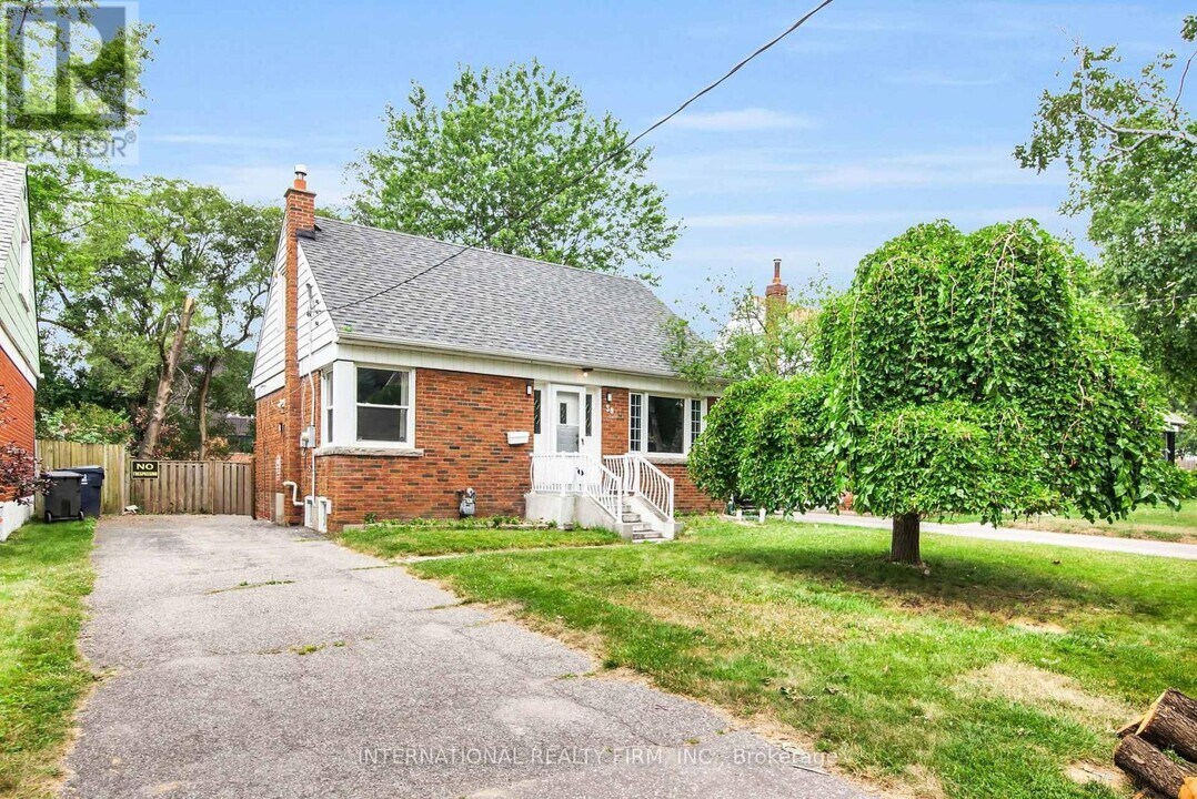 38 Shangarry Dr in Toronto, ON - Building Photo