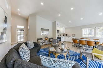 Gladstone Ridge Apartments in Glendora, CA - Foto de edificio - Building Photo