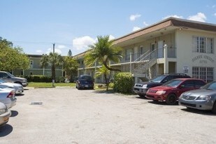 Golden Sunset Apartments in Hollywood, FL - Building Photo