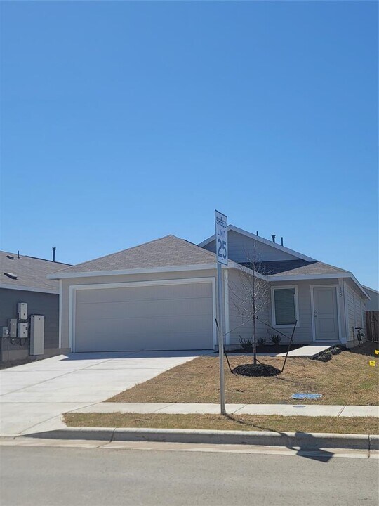 105 Painted Night Rd in Hutto, TX - Building Photo