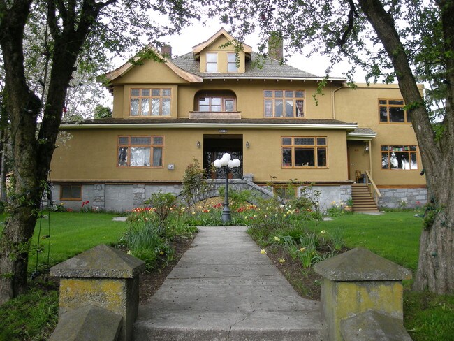 Prime Queens Park in New Westminster, BC - Building Photo - Building Photo