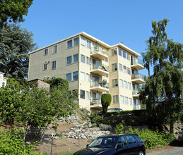 Tikini Apartments in Seattle, WA - Foto de edificio - Building Photo