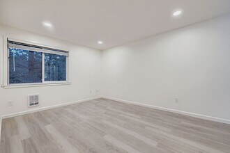 12642 100th Ln NE in Kirkland, WA - Building Photo - Building Photo