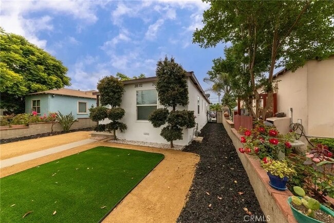 218 E Hullett St, Unit Front in Long Beach, CA - Building Photo - Building Photo