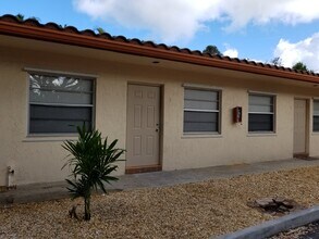 2326 Monroe St in Hollywood, FL - Building Photo - Building Photo