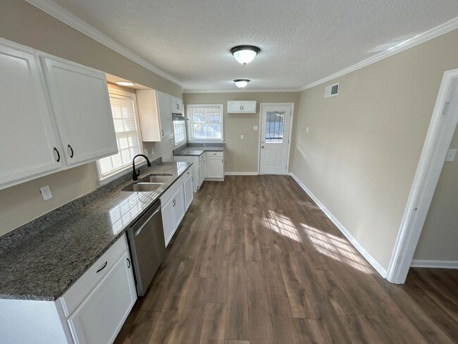 3437 Walnut Grove Rd in Memphis, TN - Building Photo - Building Photo