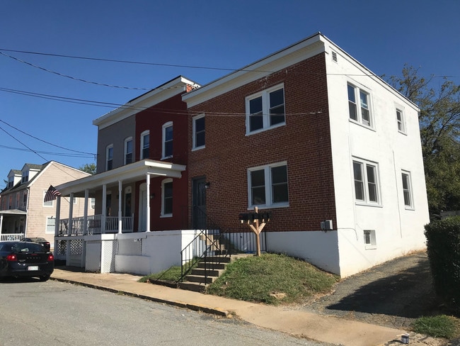 24 Hamilton Ave, Unit B in Frederick, MD - Foto de edificio - Building Photo