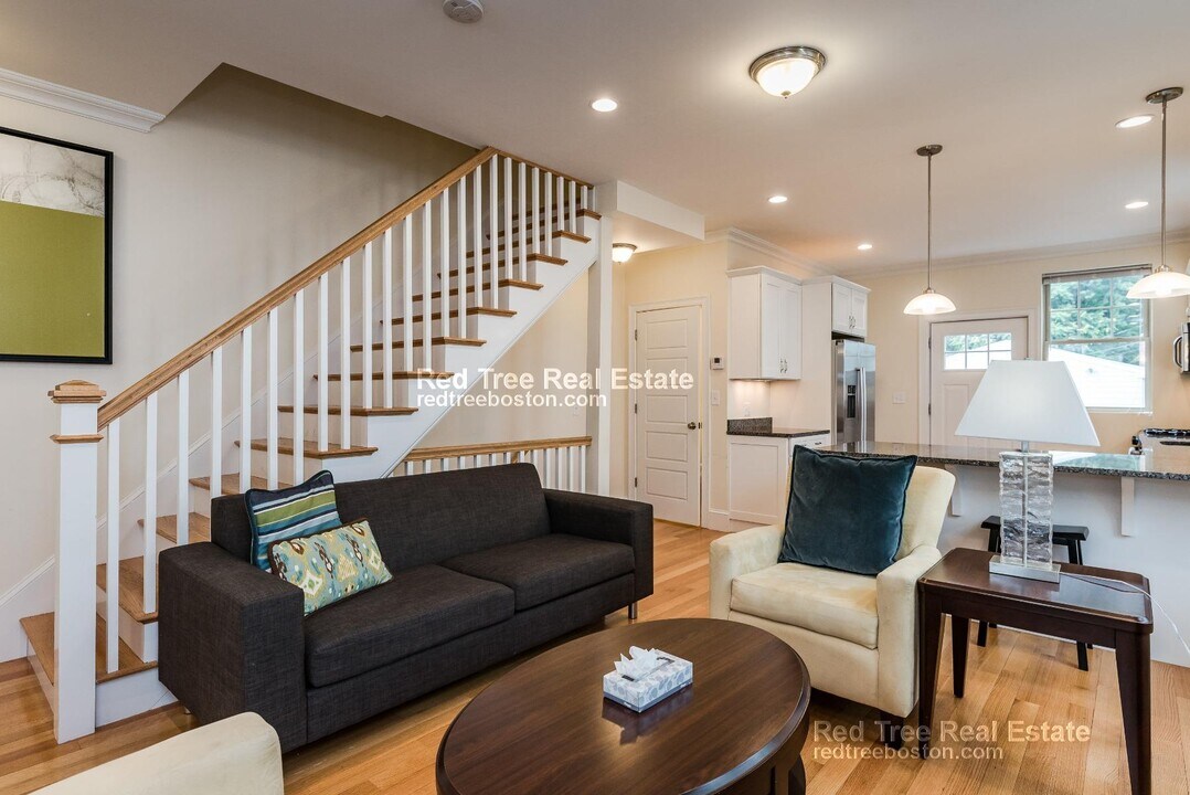 1 Larose Pl, Unit 1 in Boston, MA - Foto de edificio