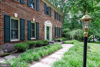 12127 Holly Knoll Cir in Great Falls, VA - Building Photo - Building Photo