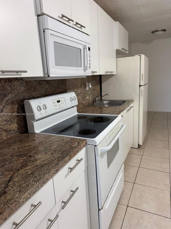 2401 Van Buren St in Hollywood, FL - Building Photo - Building Photo