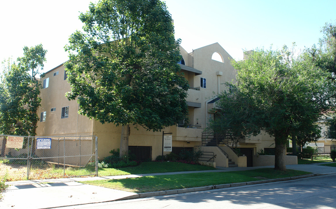 Vista Del Monte Deluxe Apartments in Sherman Oaks, CA - Building Photo