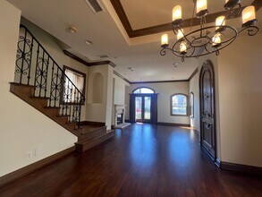 323 13th St in Huntington Beach, CA - Foto de edificio - Building Photo