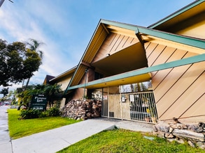 1675 W Pampas Ln in Anaheim, CA - Foto de edificio - Building Photo