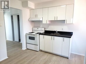 2 Orchard Heights Blvd in Aurora, ON - Building Photo - Building Photo