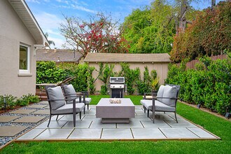 228 W Mission St in Santa Barbara, CA - Foto de edificio - Building Photo