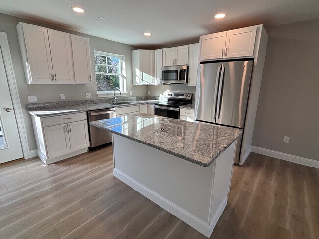 102 Sycamore Ln in Kennebunk, ME - Foto de edificio - Building Photo