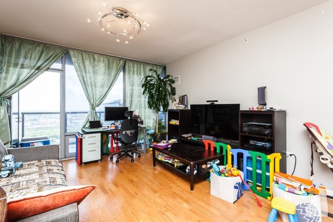 100 E 14th St in Chicago, IL - Building Photo - Building Photo