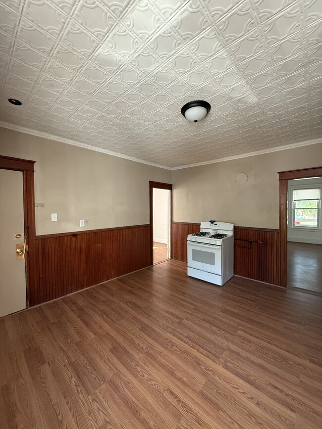 117 Earle St, Unit 2nd Right in Woonsocket, RI - Foto de edificio - Building Photo