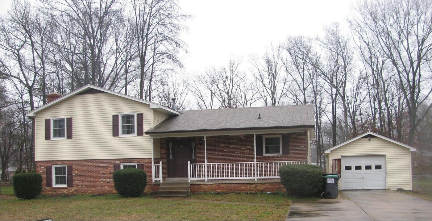 813 Lincoln Dr in Fredericksburg, VA - Building Photo
