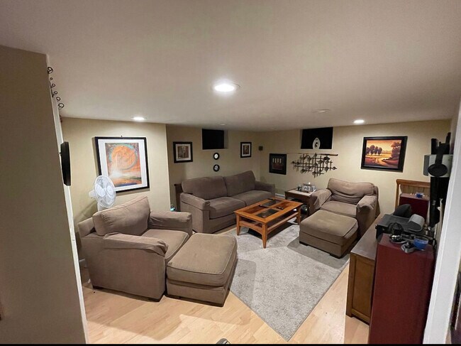 180 Fish Rd, Unit 1 in Tiverton, RI - Foto de edificio - Building Photo
