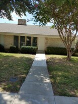 320 Towne House Ln in Richardson, TX - Building Photo