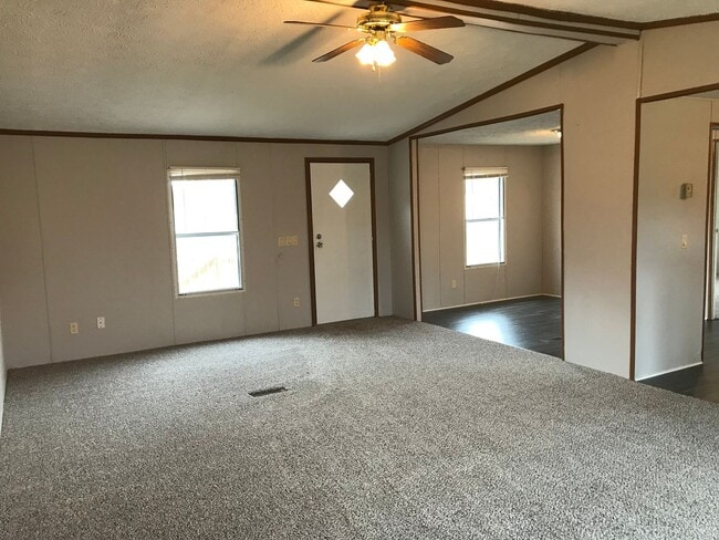 813 Southside Rd in Cunningham, TN - Building Photo - Building Photo