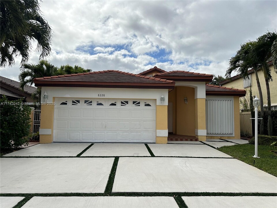 8228 NW 199th Terrace in Hialeah, FL - Building Photo