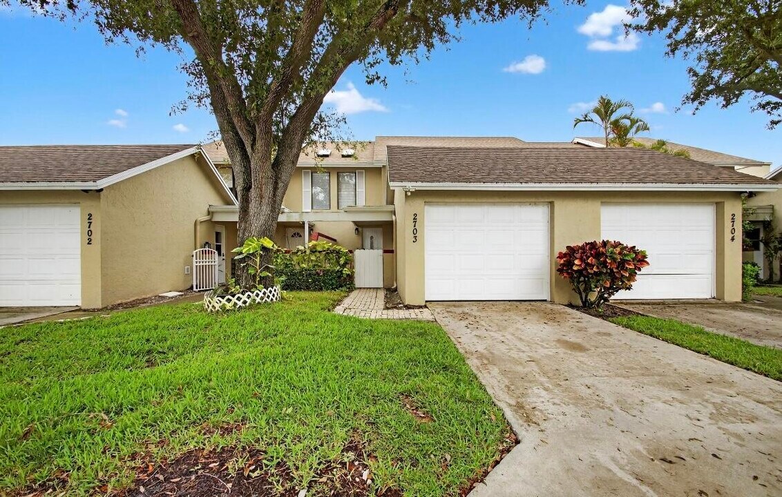 2703 Maplewood Dr in Greenacres, FL - Building Photo
