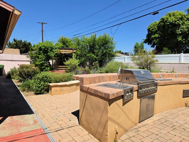 17961 Lull St in Reseda, CA - Building Photo - Building Photo