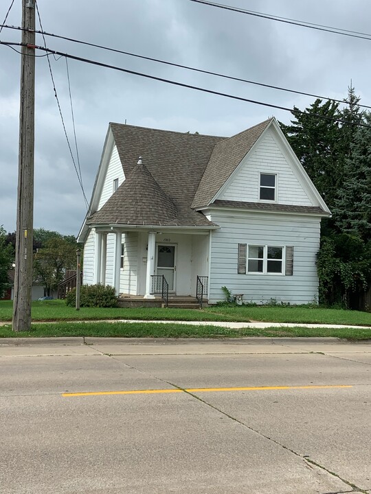 1760 Delhi St in Dubuque, IA - Building Photo