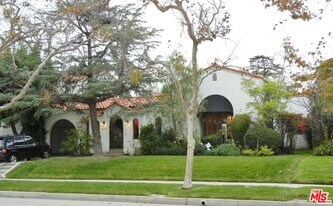 914 Burnside Ave in Los Angeles, CA - Building Photo