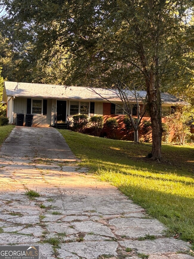 property at 910 Virginia Ct SE